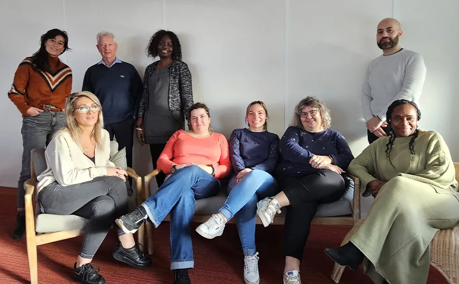 How does IPERIA train jury members?