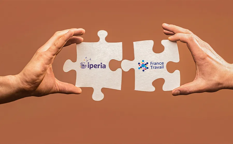 Illustration du partenariat entre IPERIA et France Travail symbolisé par deux pièces de puzzle assemblées, représentant la coopération au service de l’emploi et des compétences dans les métiers du domicile