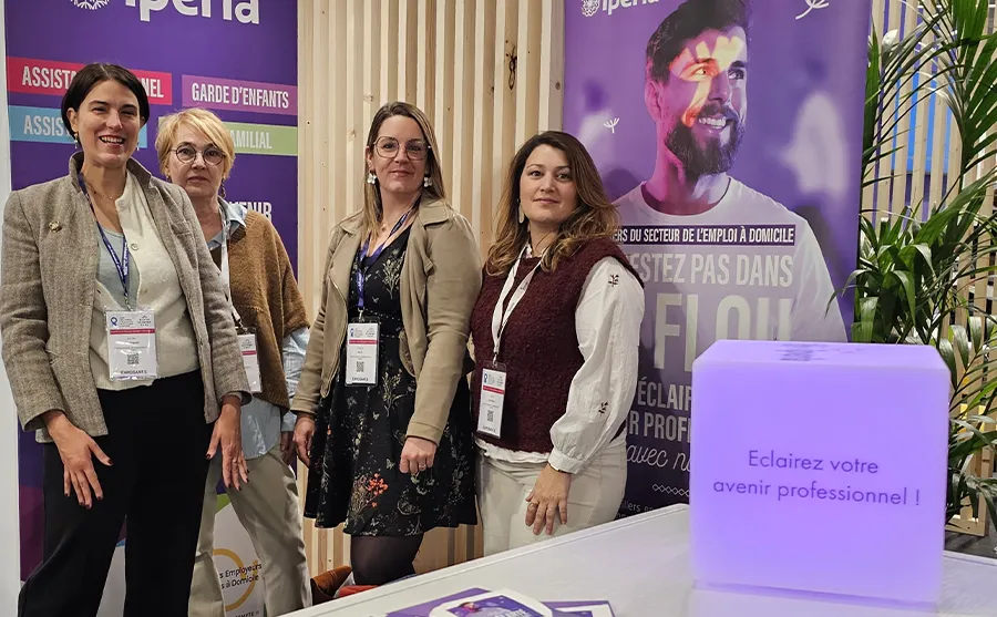 Conseillères IPERIA présentant les métiers de l’emploi à domicile sur un stand lors du salon SAPED