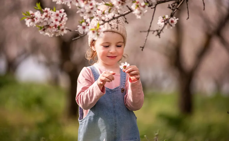 Petite fille en situation d’éveil, illustration des enjeux de qualité et de certification des compétences en petite enfance